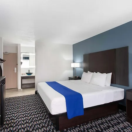 Baymont By Wyndham Charlotte University Exterior photo